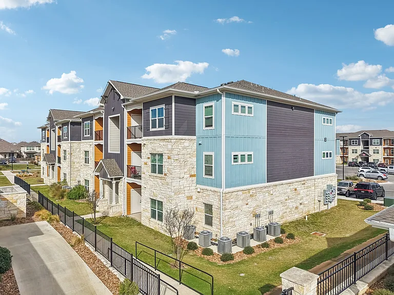 Grand Station Apartments — Photo 30