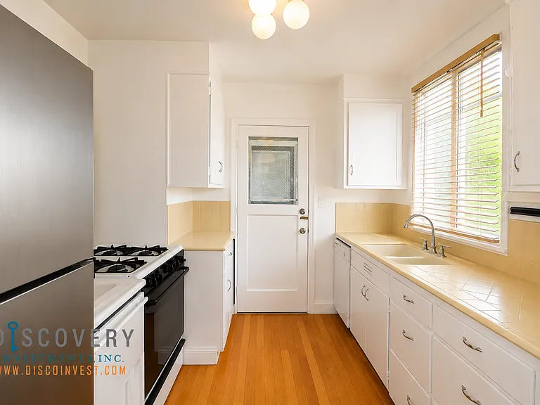 216 Lee St — Photo 13