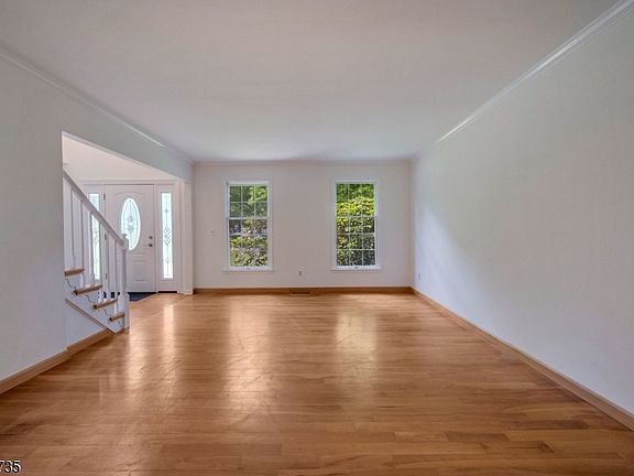 3rd image of 8 Glen Eagles Rd