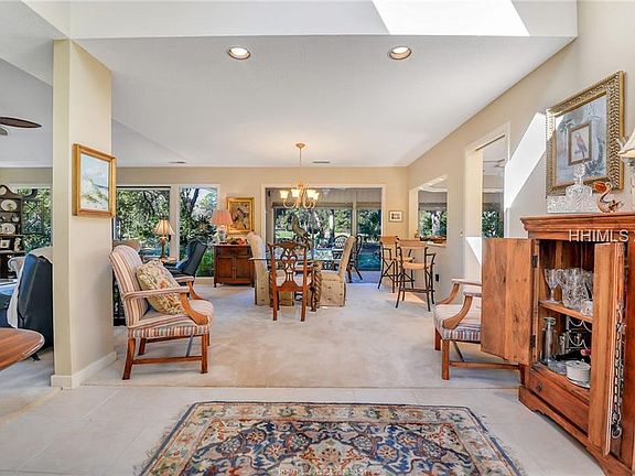 5th image of 26 Royal Crest Dr