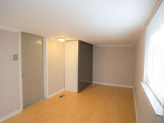 3rd image of 708 E Crenshaw St #1/2
