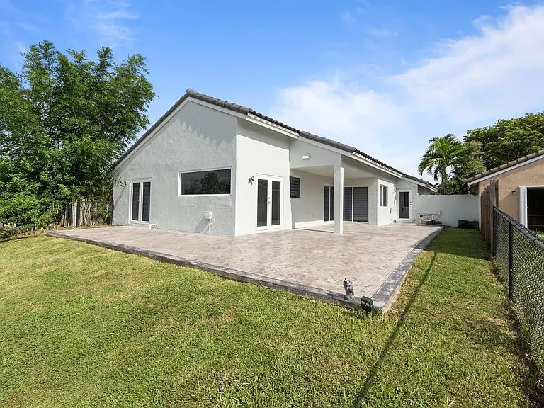 15037 Brighton Ln — Photo 31