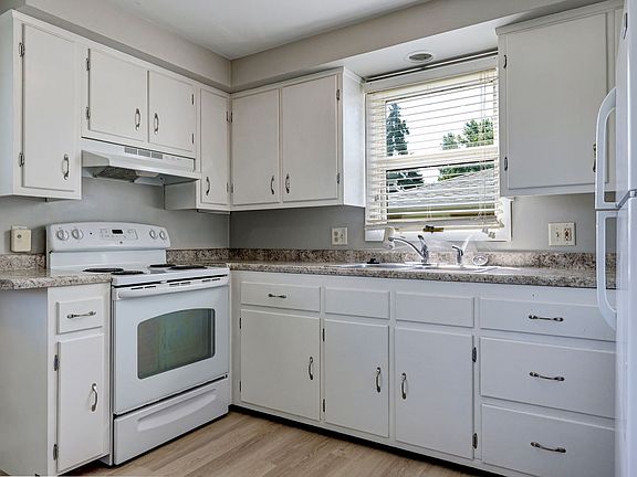 4th image of 1216 Meadow Ln