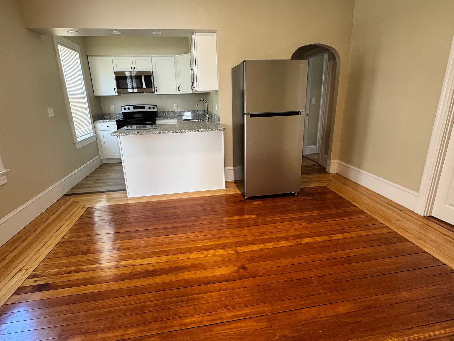 4 bed, 900 sqft, $2,700 — Photo 2