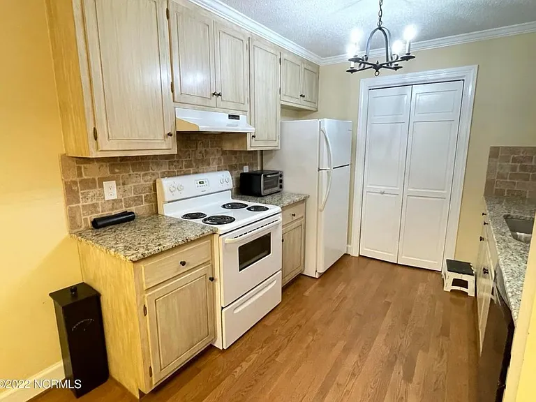 210 Hawthorne Ln W #5A — Photo 1