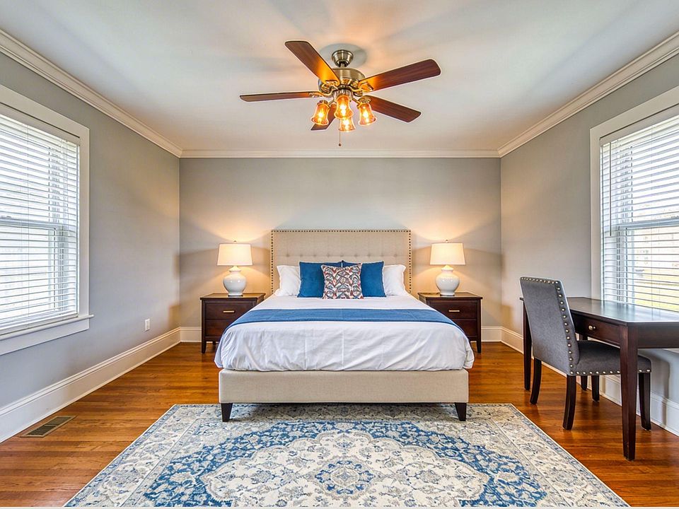 Bedroom 1 - Full-size bed