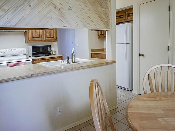 5th image of 5020 La Fiesta Dr NE
