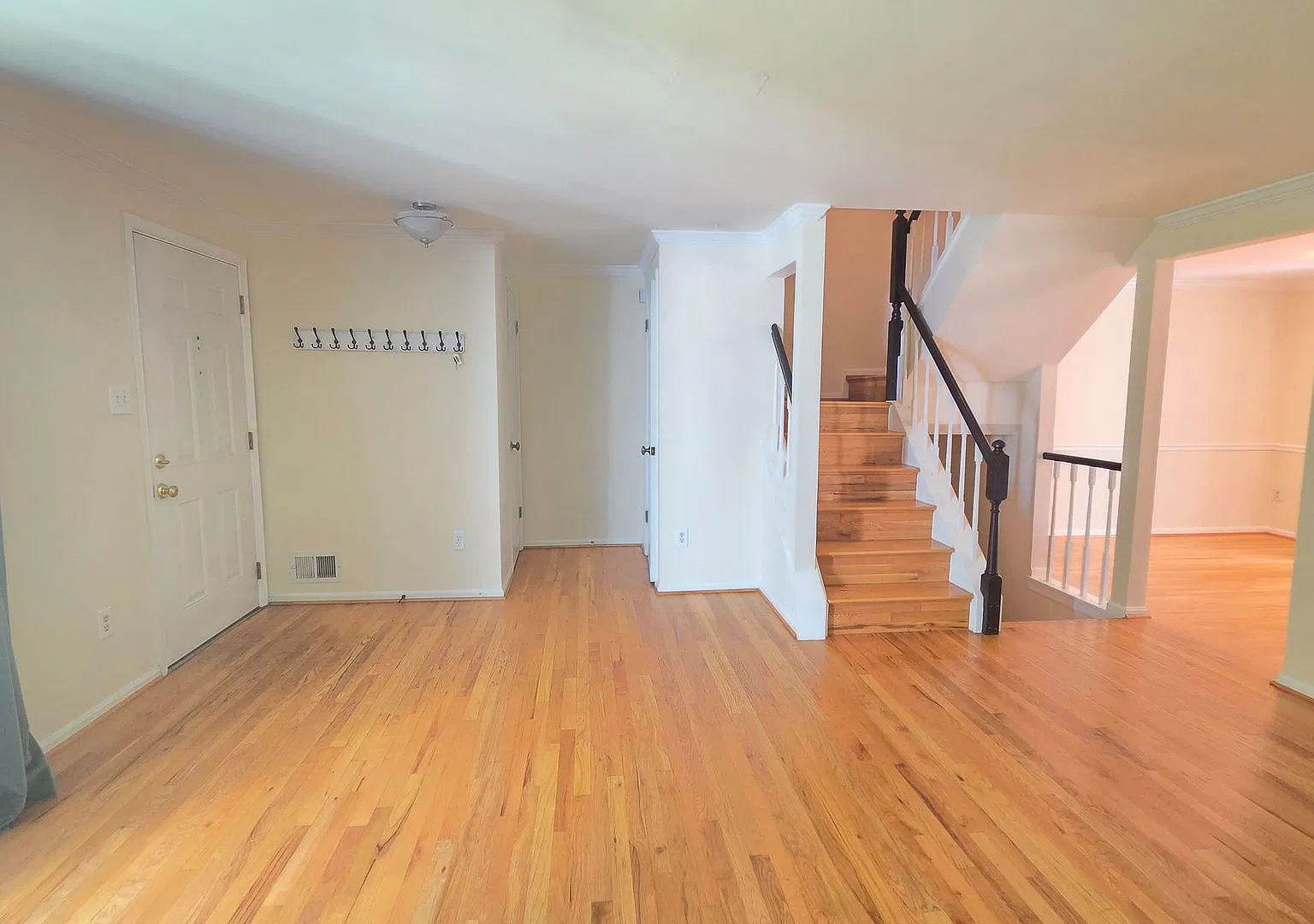 Updated 3 Level TH in Amberleigh — Photo 3