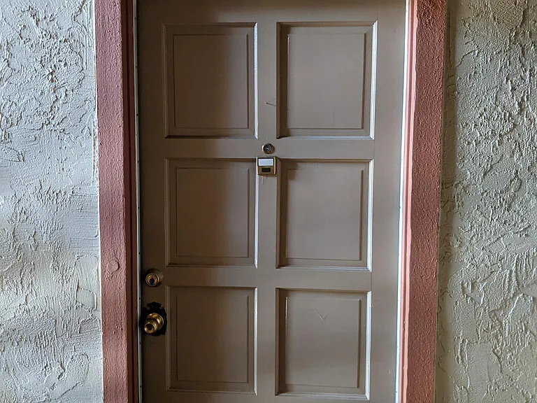 1083 Alta Mira Dr — Photo 2