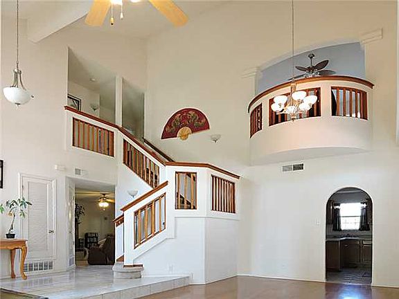 4th image of 301 Jardin Bello Ave