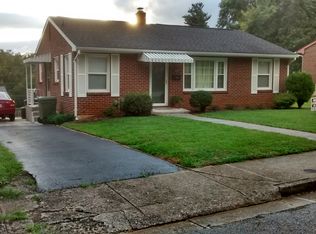 437 Red Ln, Salem, VA 24153