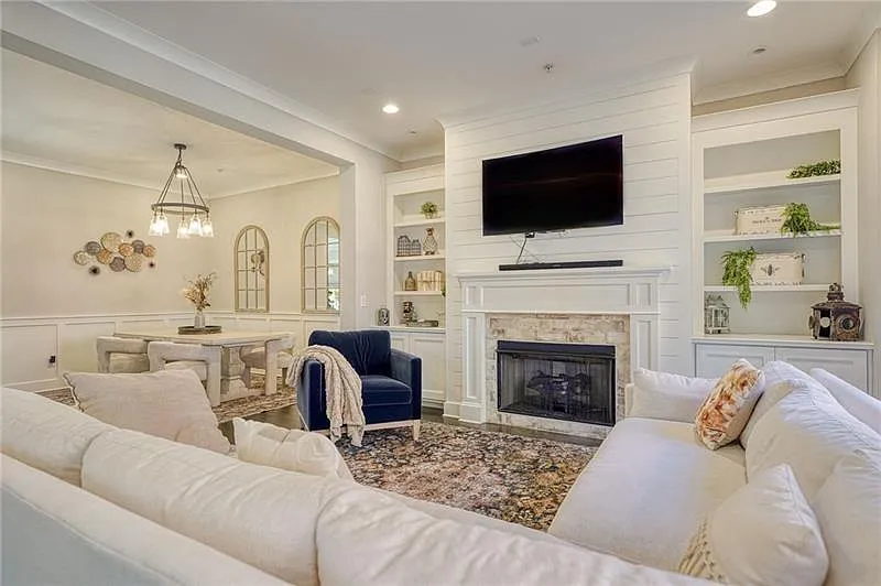 4 bed, 4.5 bath, 3390 sqft, $6,500 — Photo 3