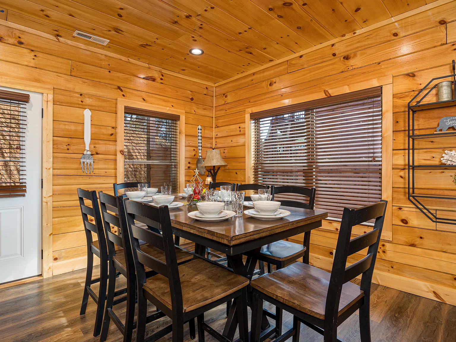 5 bed, 2550 sqft, $8,720 — Photo 4