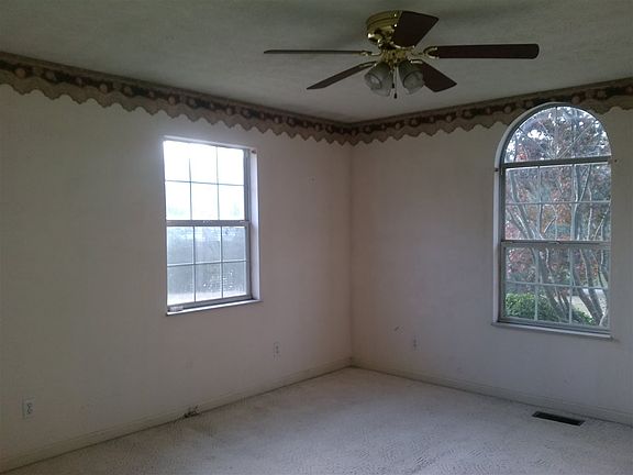 5th image of 120 Berry Dr