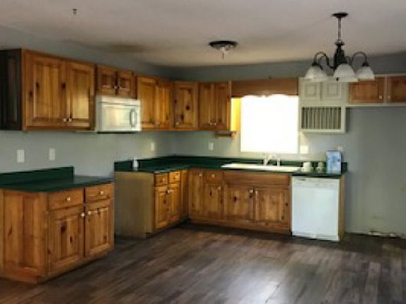 2nd image of 2889 Newport Dr