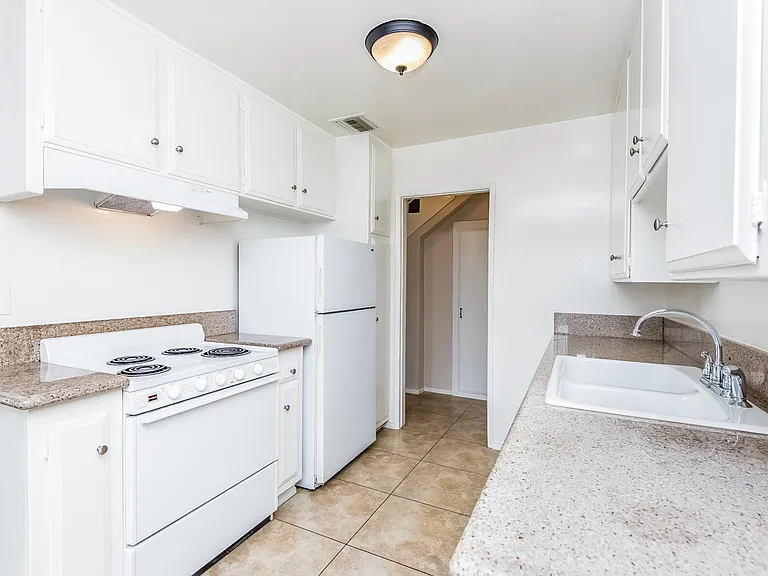 220 E Live Oak St — Photo 10