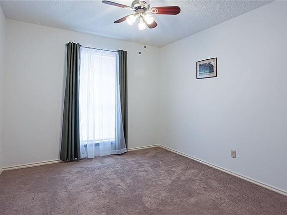 5th image of 320 Kingsbridge Dr