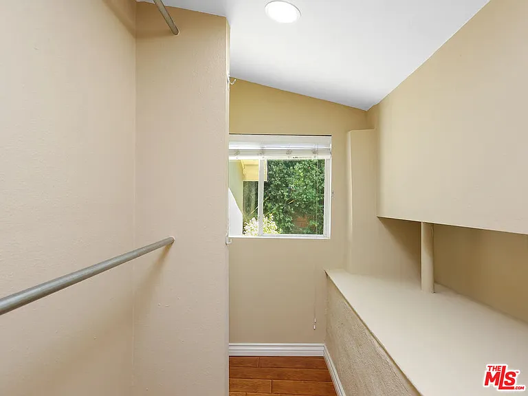 526 N Emerald Dr — Photo 11