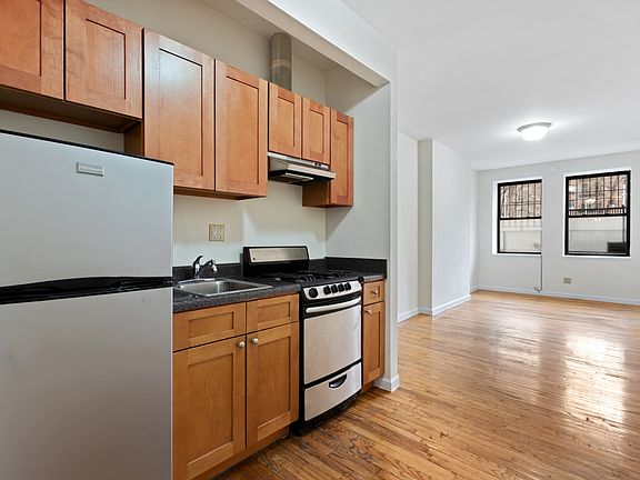 5th image of 109 E 2nd St APT 1B