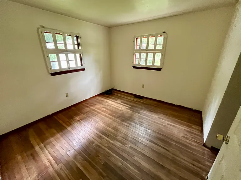 908 W McDaniel St — Photo 2