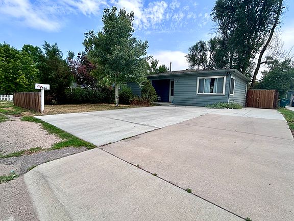 Large Driveway, freshly painted exterior, new fence (Half front and full backyard)