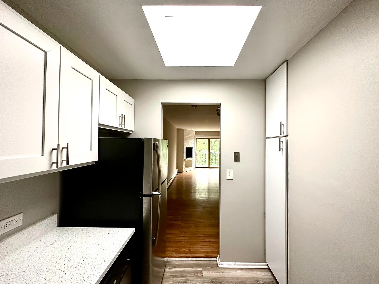 2 bed, 800 sqft, $3,398 — Photo 2