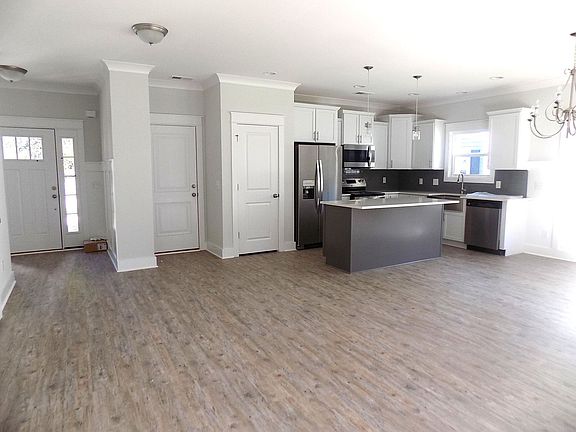 4th image of 16 Circlewood Dr