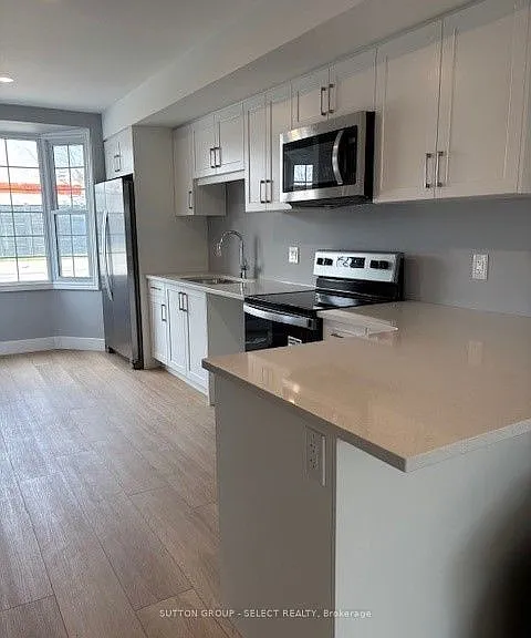 1183 Oxford St W — Photo 4
