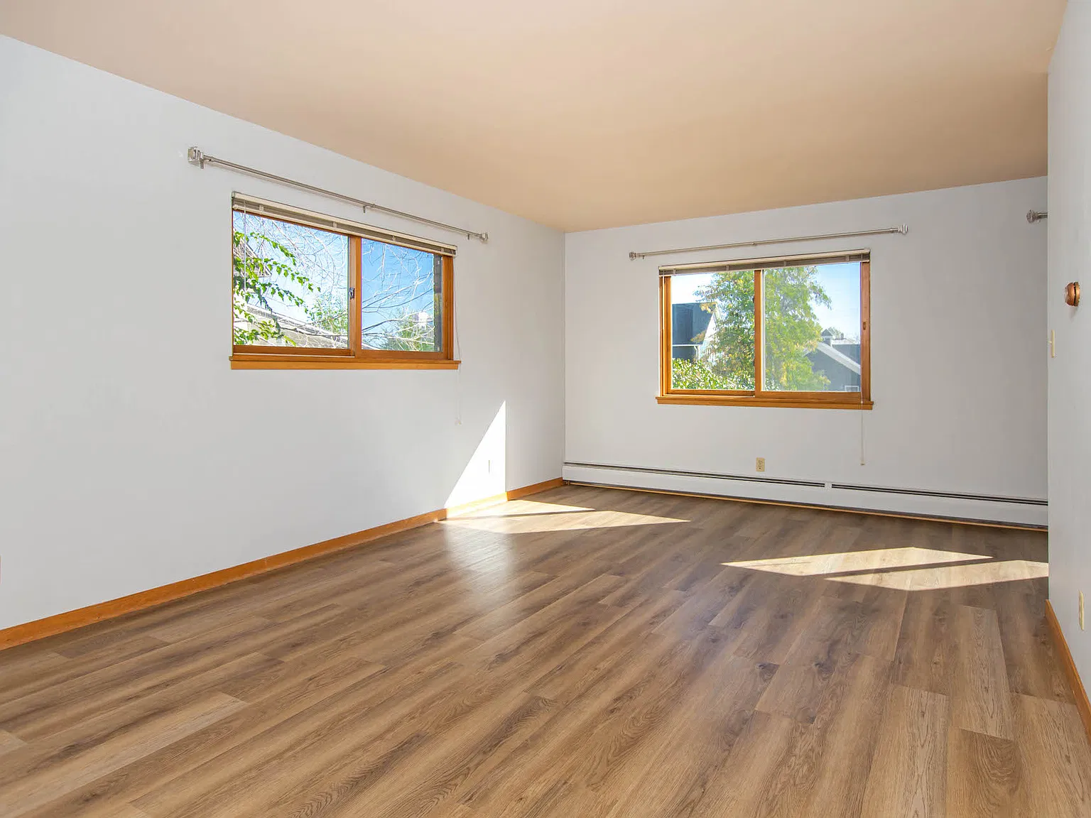 2 bed, 1000 sqft, $1,400 — Photo 2