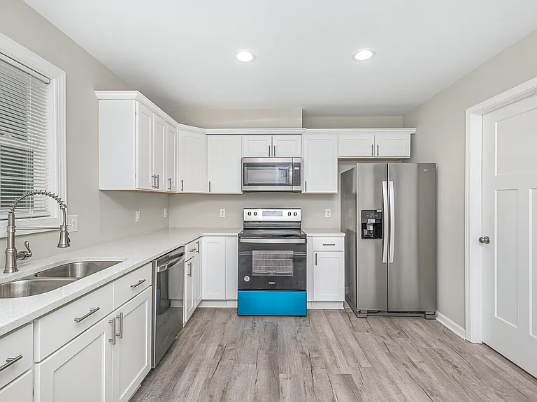 1052 W Bank St #102 — Photo 7