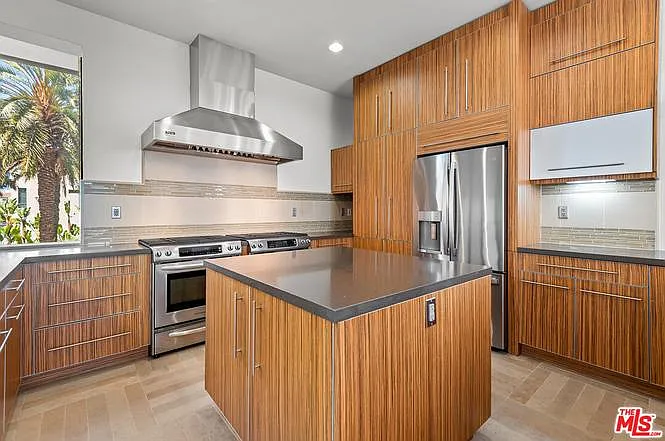 3 bed, 2728 sqft, $2,500 — Photo 1