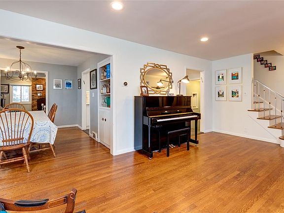 4th image of 23218 Greenlawn Ave