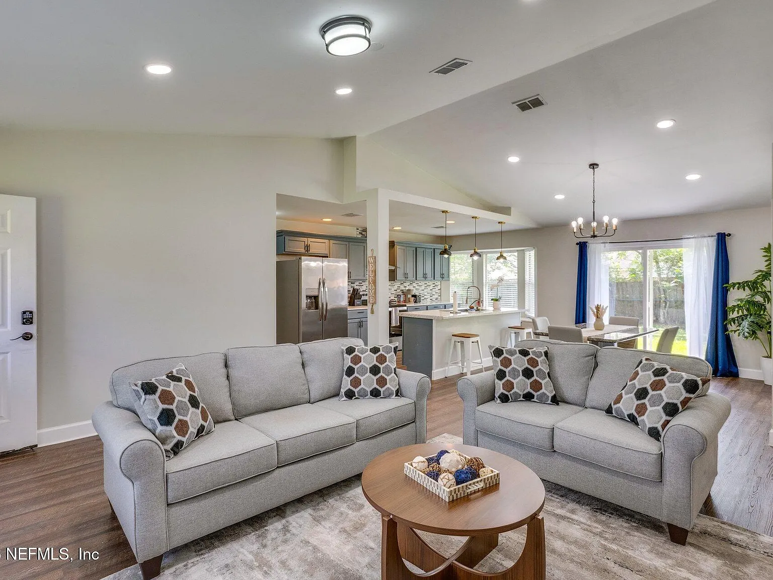 3 bed, 2.0 bath, 1264 sqft, $2,300 — Photo 3