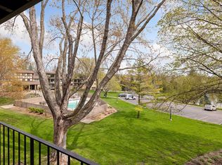 215 Barry Ave S APT 211, Wayzata, MN 55391