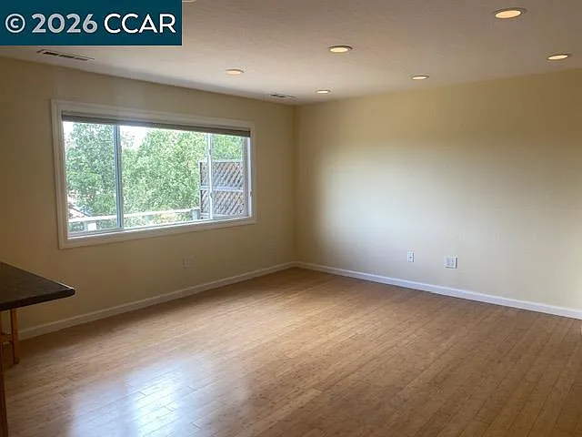 3 bed, 1052 sqft, $3,450 — Photo 4