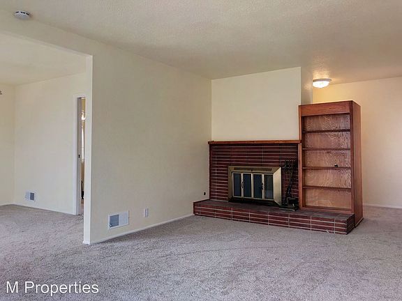 4th image of 208 Verano Dr