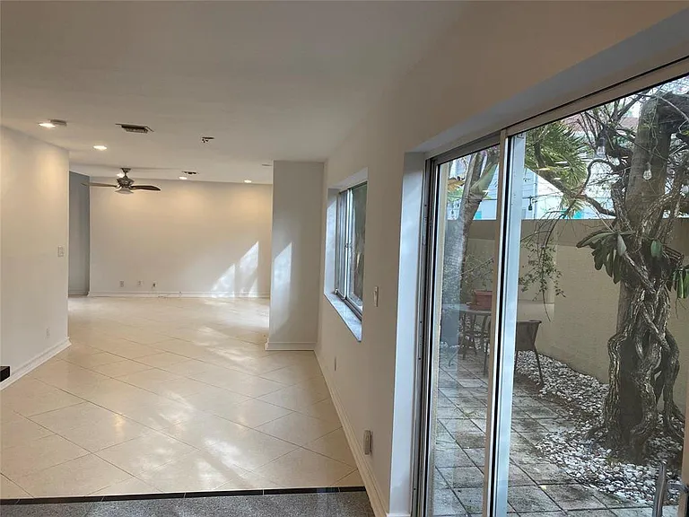 101 SE 15th Ave #E — Photo 17