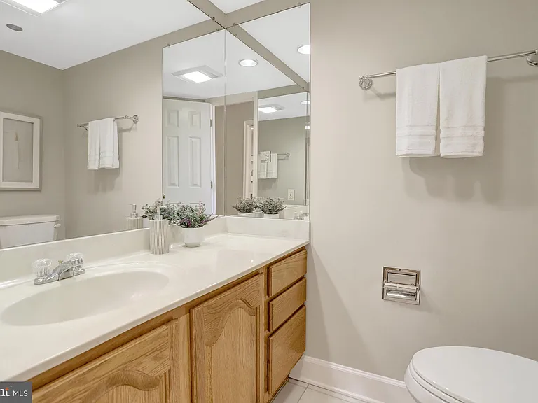 1301 N Courthouse Rd #1805 — Photo 12