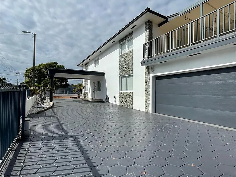 901 NW 22nd Pl — Photo 43