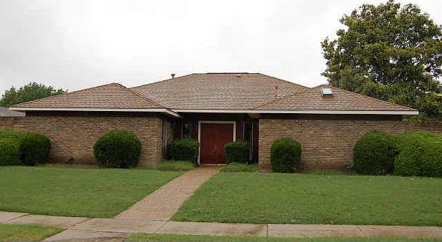 1st image of 2303 Red Oak Ln