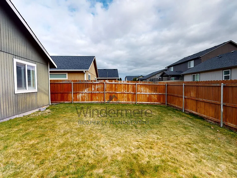1233 SW Carver St — Photo 2