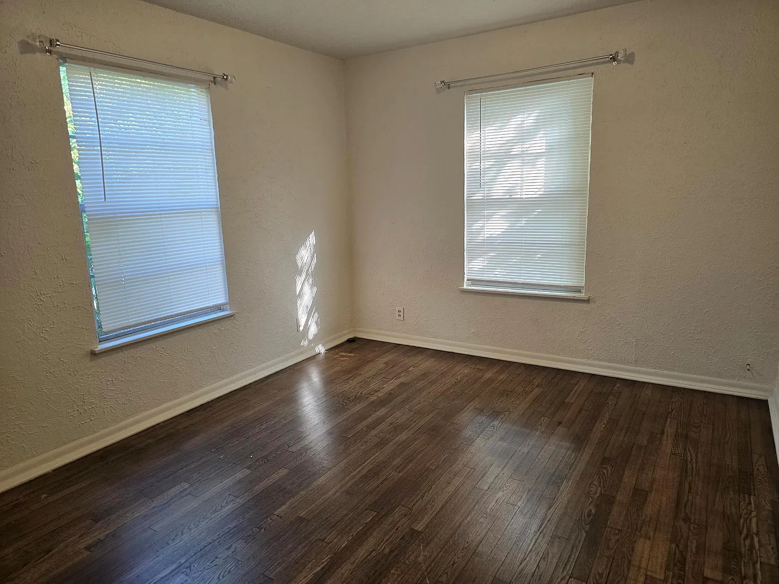 3 bed, 1.0 bath, 1500 sqft, $2,400 — Photo 3