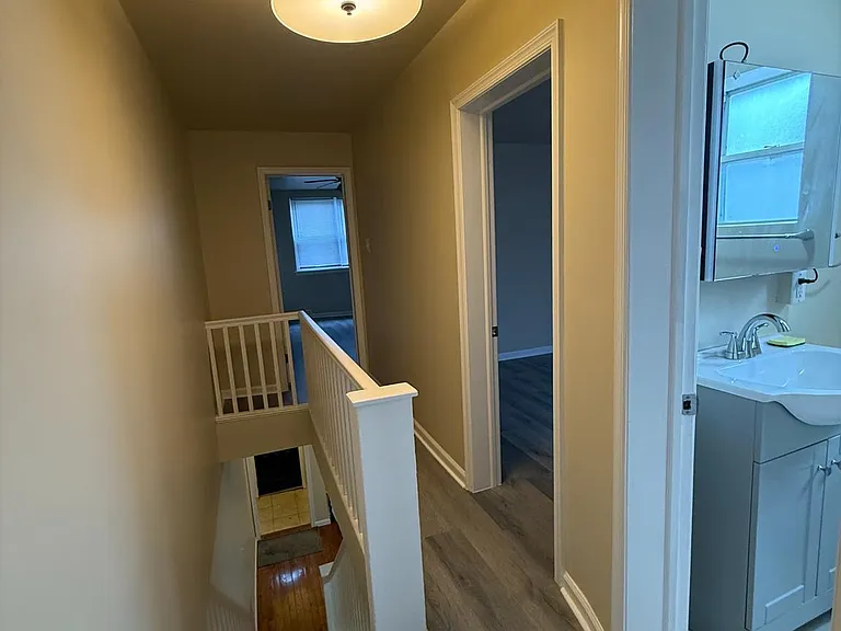 342 Gladstone St — Photo 9