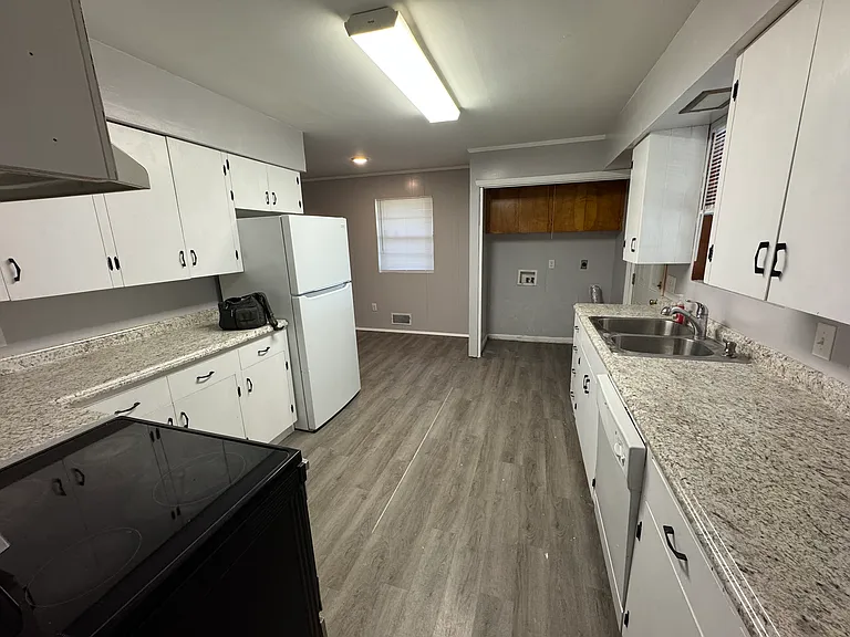 906 Locust Dr — Photo 6