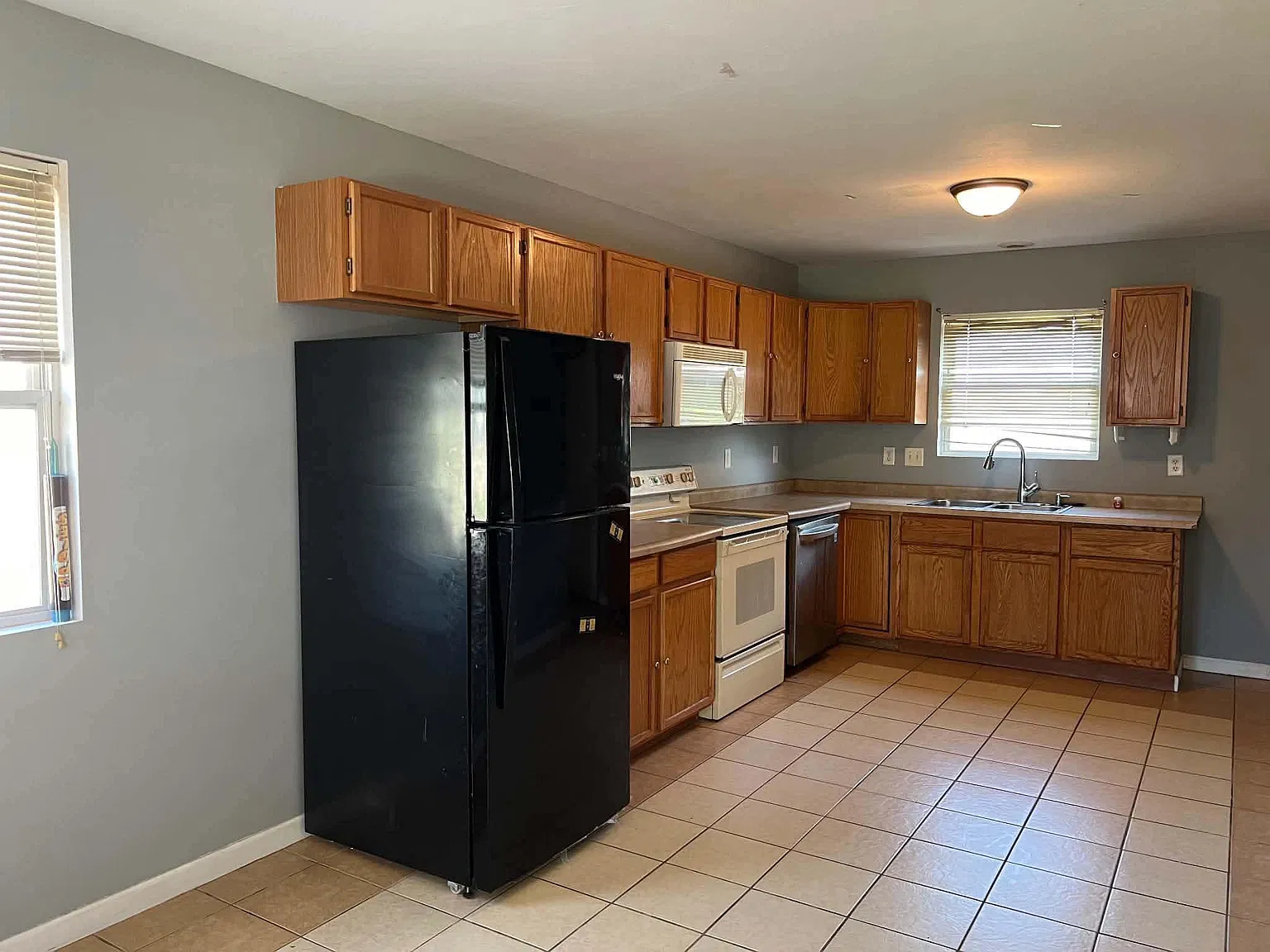 4 bed, 864 sqft, $1,800 — Photo 3