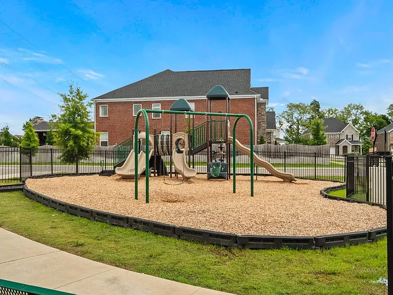 502 Doxford Dr — Photo 43