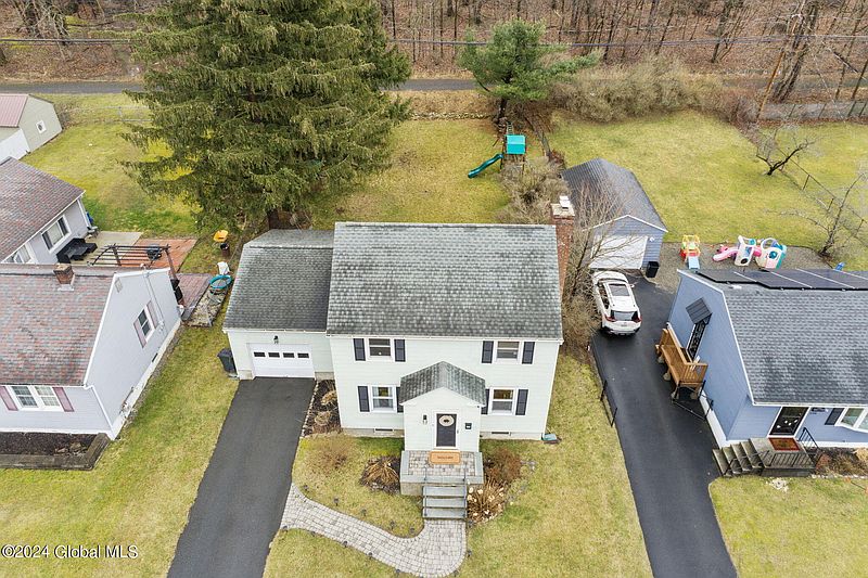 2nd image of 200 Mountain View Avenue