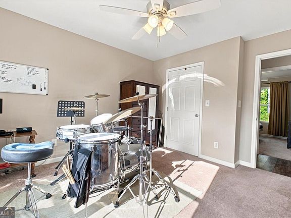 5th image of 8 Fernwood Way NE