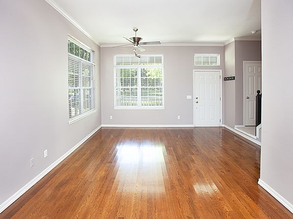 4th image of 571 Founders Park Dr E