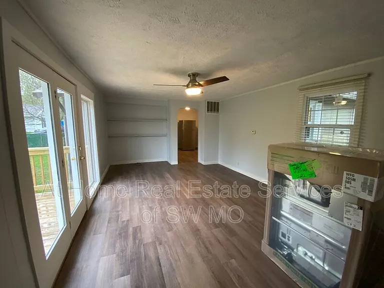 2630 E Cherry St — Photo 2